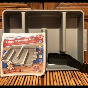 Baker’s Edge Brownie Pan with spatula